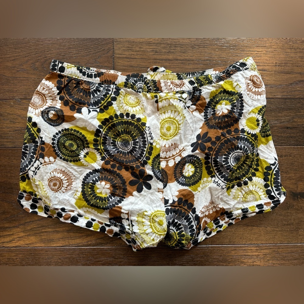 Vera Bradley Brown/ Green Geometric Shorts- size Large - Picture 3 of 3